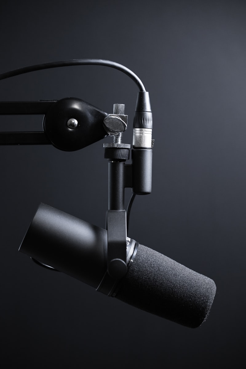 Ein Studiomikrofon fängt Sound im dunklen Sendestudio ein